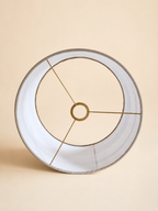 Binnenzijde van Casa Terra lampenkap met witte voering en metalen bevestigingsring.