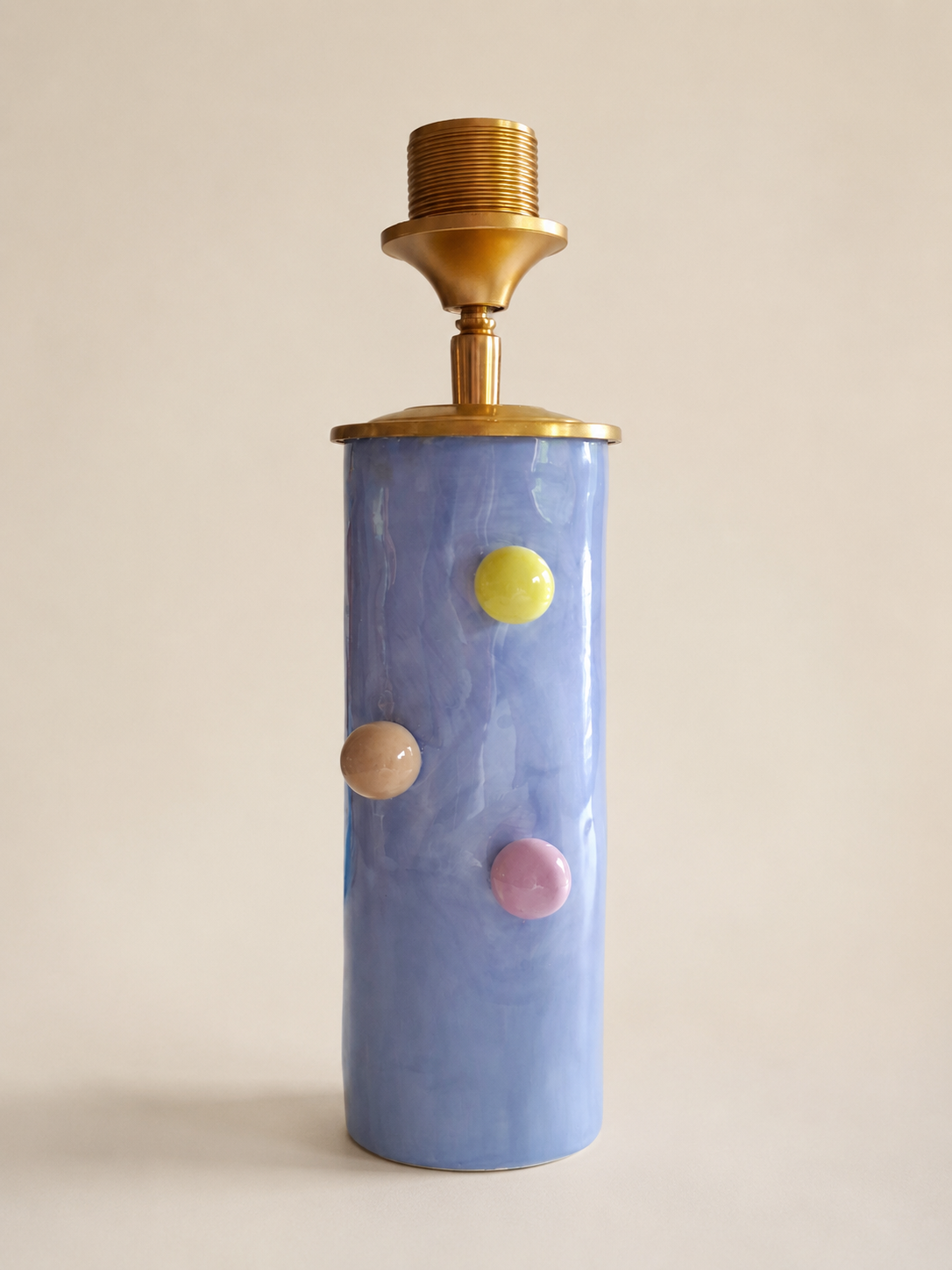 Lichtblauwe lampenvoet met pastelgekleurde ronde accenten en goudkleurige fitting