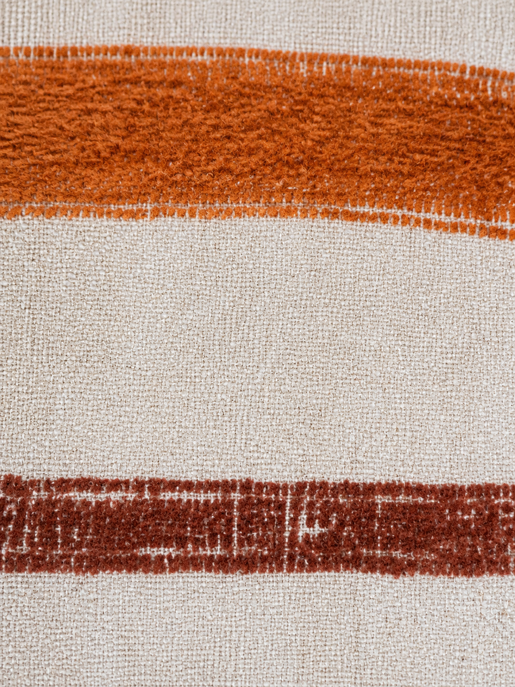 Detail van de geweven stof van lampenkap Casa Terra met oranje en roestbruine strepen.