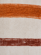 Detail van de geweven stof van lampenkap Casa Terra met oranje en roestbruine strepen.