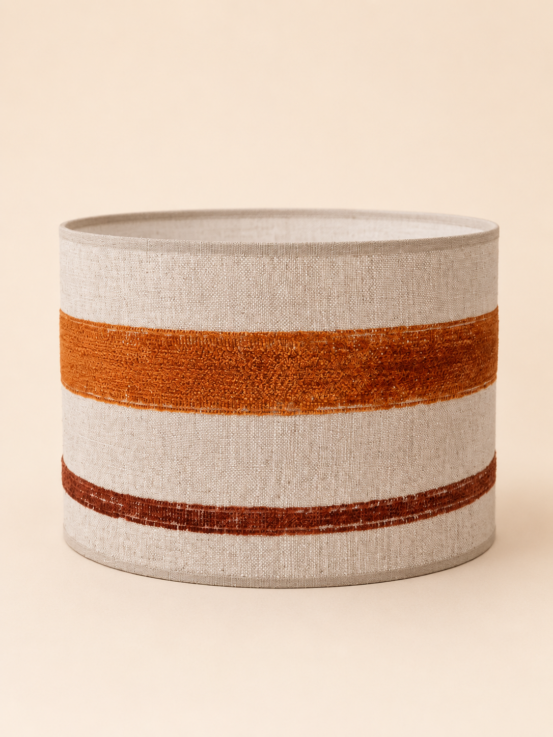 Casa Terra cilindervormige lampenkap in crème met oranje en roestbruine strepen.
