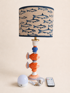 Casa Sardina tafellamp met oplaadbare lichtbron, adapter, laadkabel en afstandsbediening.