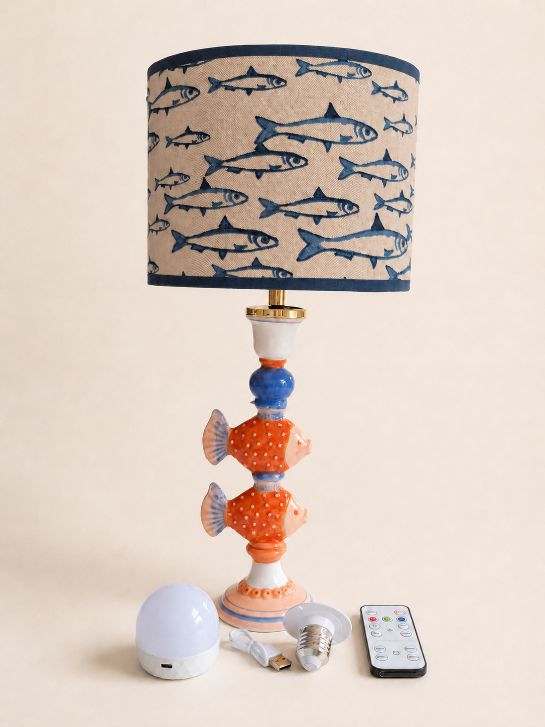 Casa Sardina tafellamp met oplaadbare lichtbron, adapter, laadkabel en afstandsbediening.