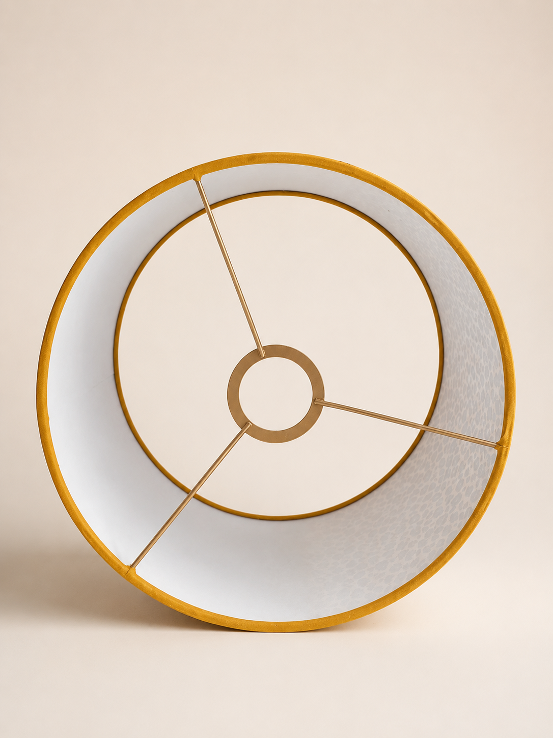 Binnenzijde van de lampenkap met witte voering, goudkleurig frame en gele afwerkranden.