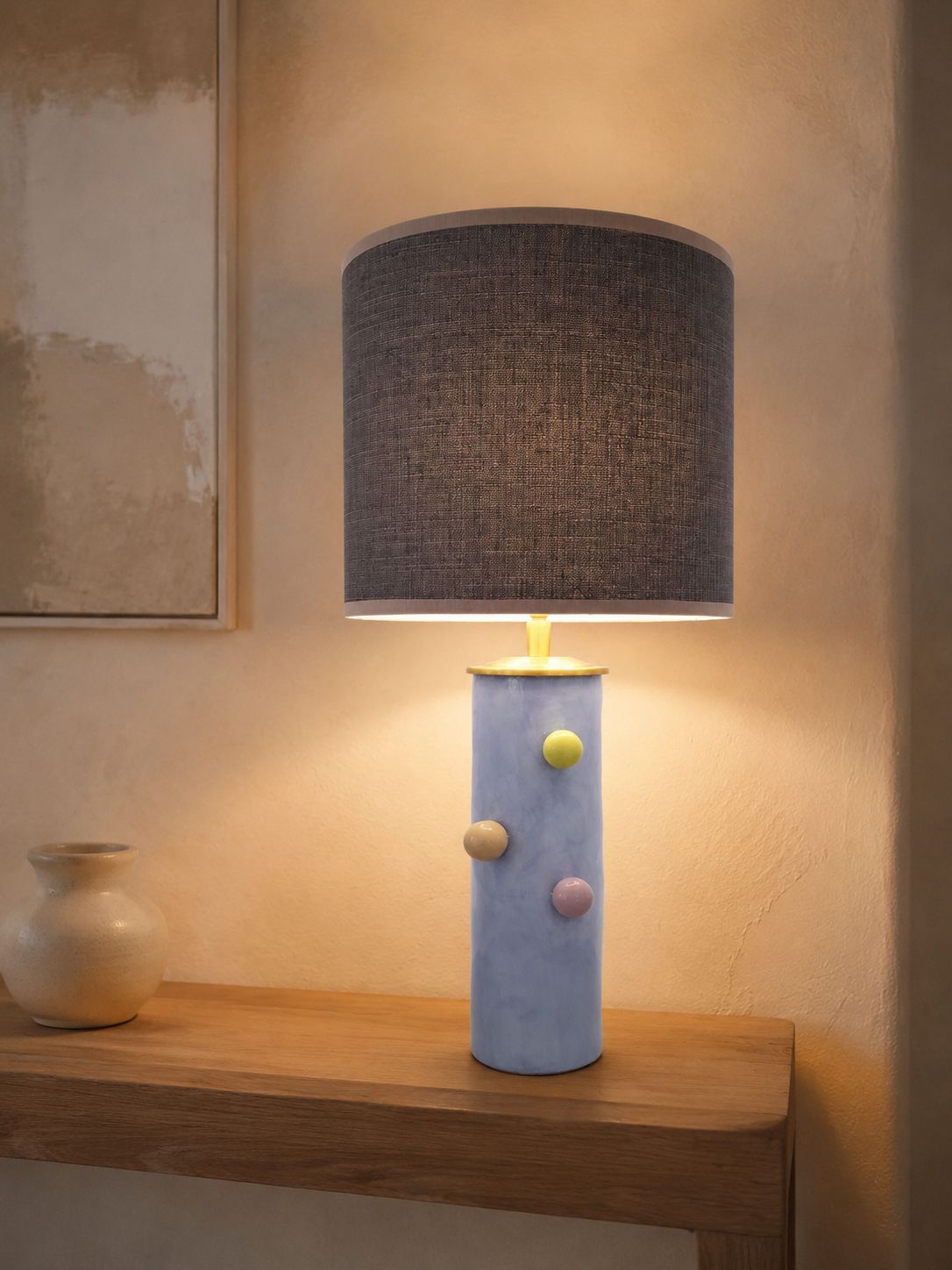 Casa Pastello tafellamp brandend op een houten sidetable in een warm interieur