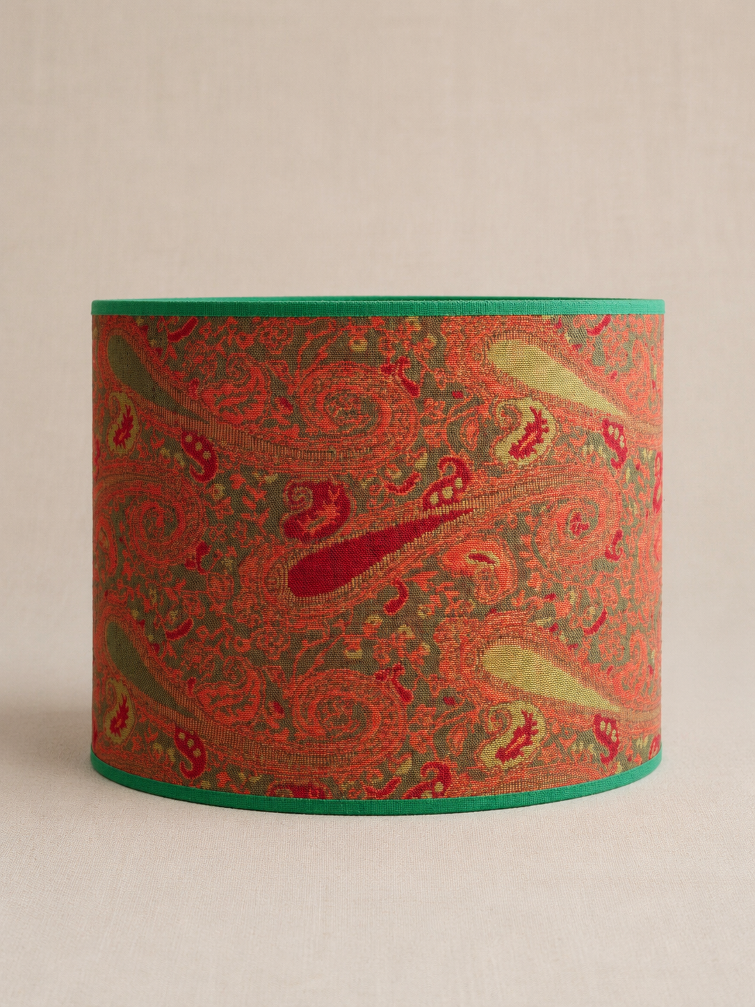 Handgemaakte cilindervormige paisley lampenkap met groene biezen van Studio Margareth