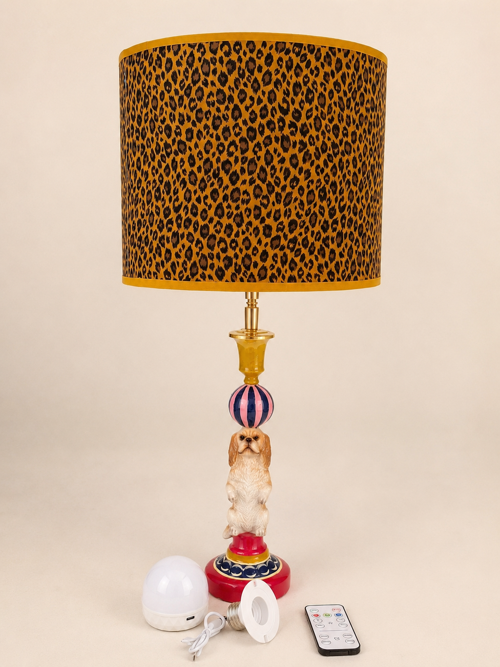 Casa Charlie tafellamp met oplaadbare lichtbron, adapter, witte laadkabel en afstandsbediening.