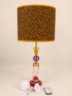 Casa Charlie tafellamp met oplaadbare lichtbron, adapter, witte laadkabel en afstandsbediening.