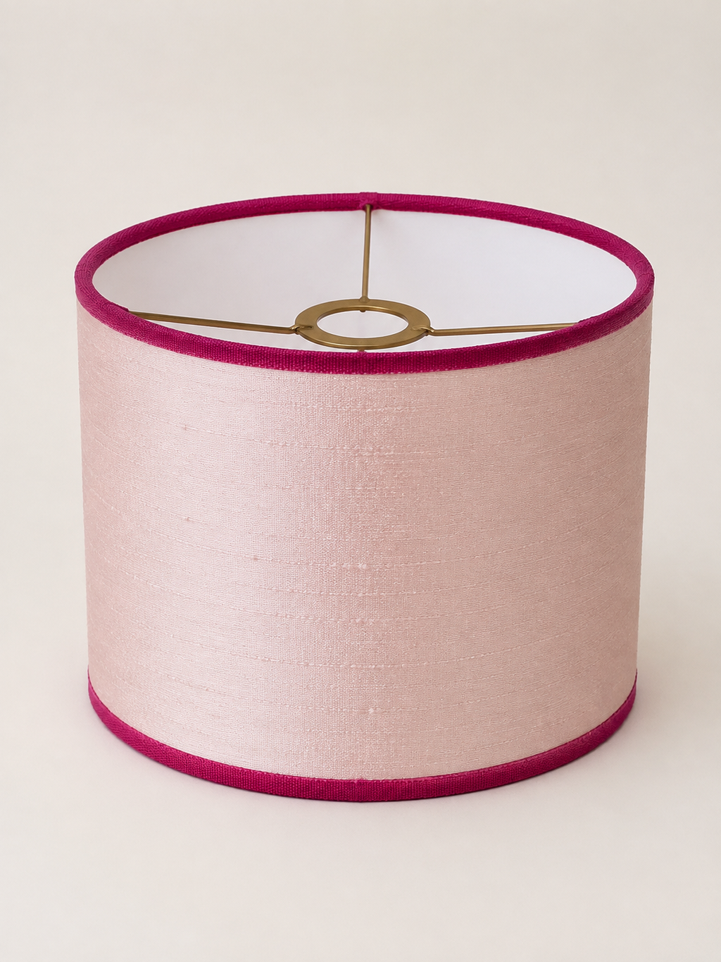 Handgemaakte lichtroze lampenkap Blush Pink met fuchsiaroze bies