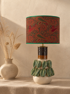 Fleur de Cacao Paisley tafellamp in een warm beige interieur met droogbloemen