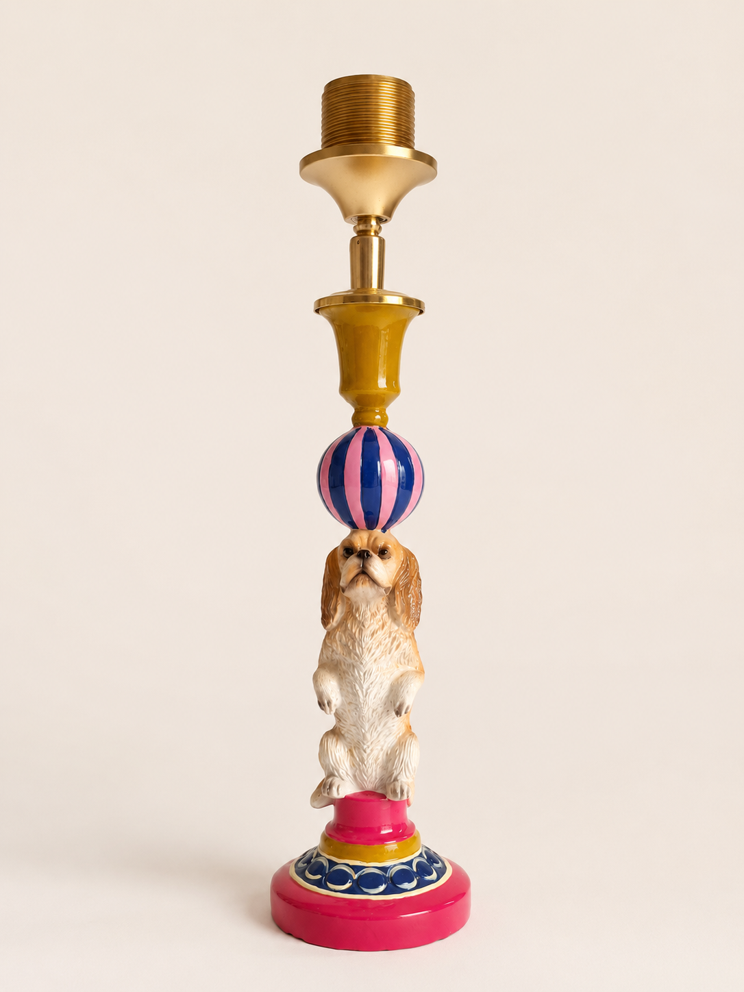 Casa Charlie lampenvoet met hondje, roze-blauw gestreepte bol en okergele details.