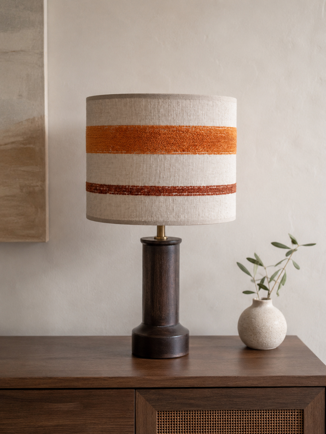 Casa Terra lampenkap op een donkere houten lampenvoet in een warm interieur, lampenvoet ter illustratie.