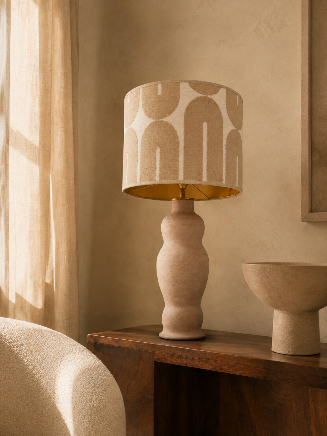Studio Margareth Casa Arco Tafellamp – Jacquard Beige, Aardewerk Voet, E27