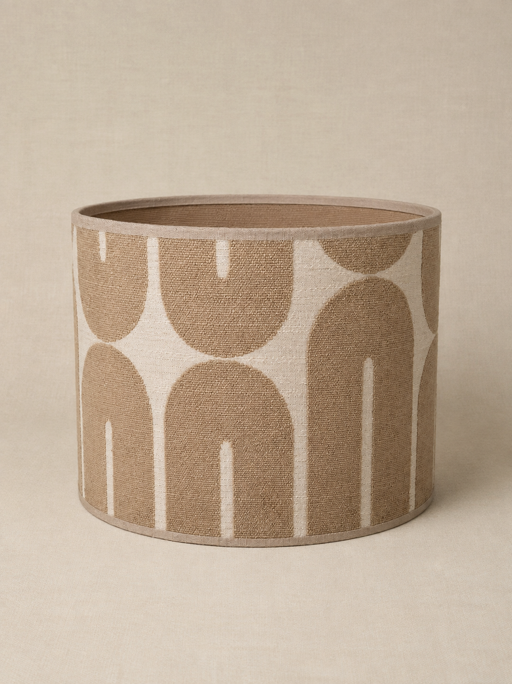 Studio Margareth Casa Arco Tafellamp – Jacquard Beige, Aardewerk Voet, E27