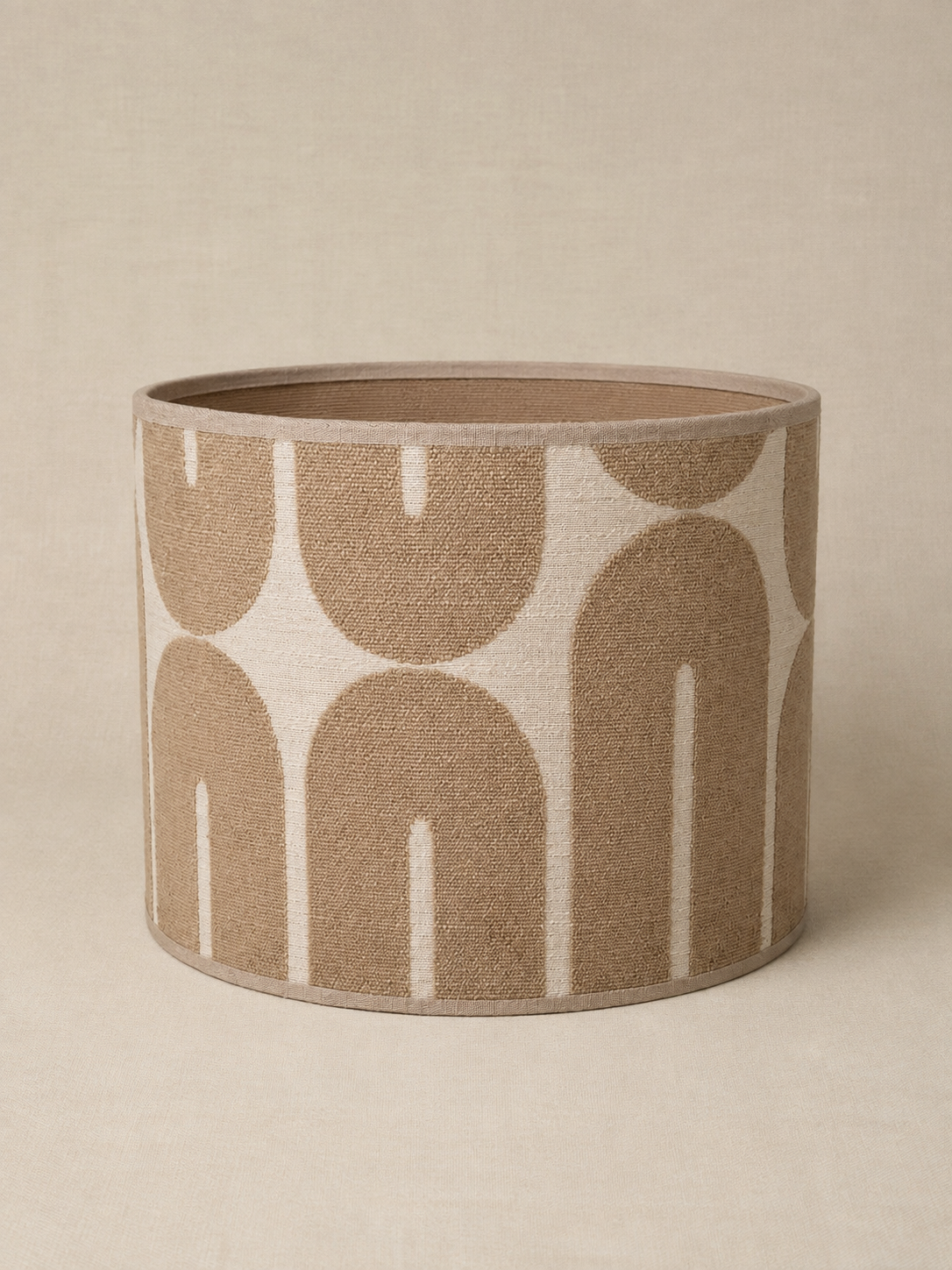 Studio Margareth Casa Arco Tafellamp – Jacquard Beige, Aardewerk Voet, E27