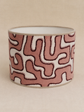 Handgemaakte roze lampenkap Rosa Forma met crème en bordeauxrood abstract patroon