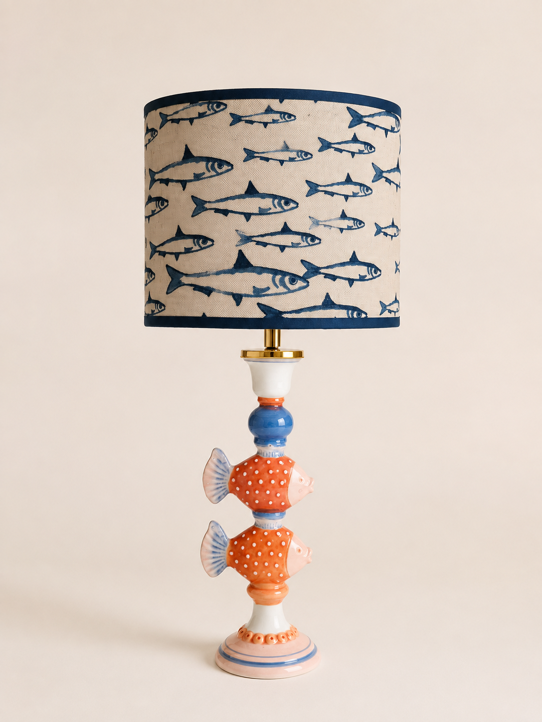 Casa Sardina draadloze tafellamp met oranje keramieken vissenvoet en blauwe vissenprint op de kap.