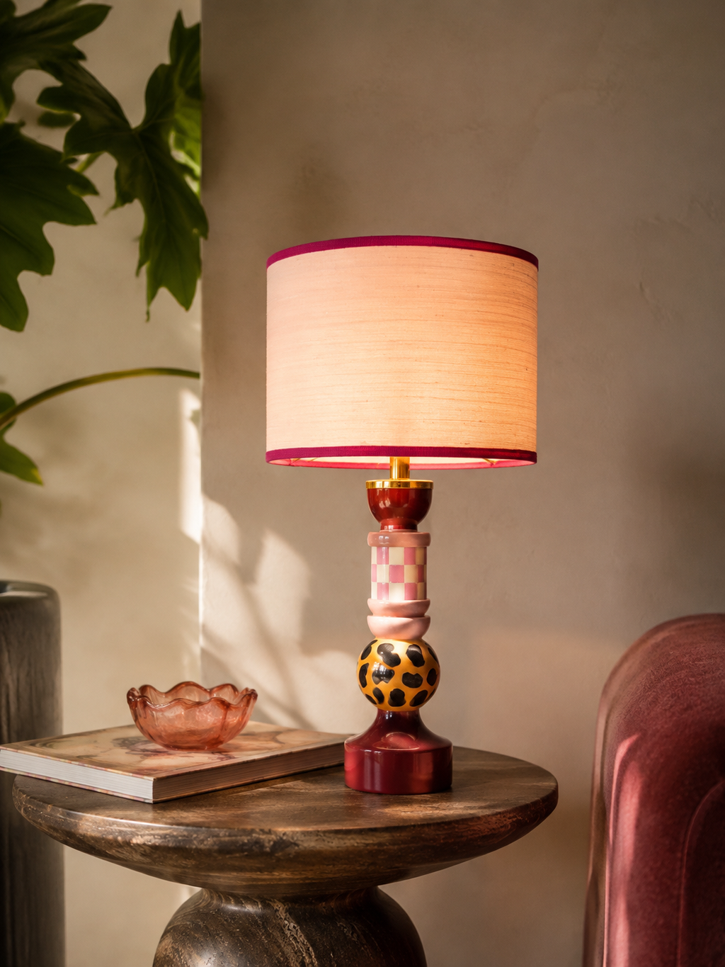 Draadloze Casa Léopard tafellamp in een warm kleurrijk interieur