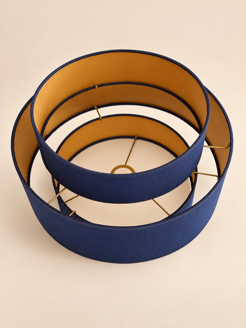 Binnenzijde blauwe ringkap met goudkleurige voering