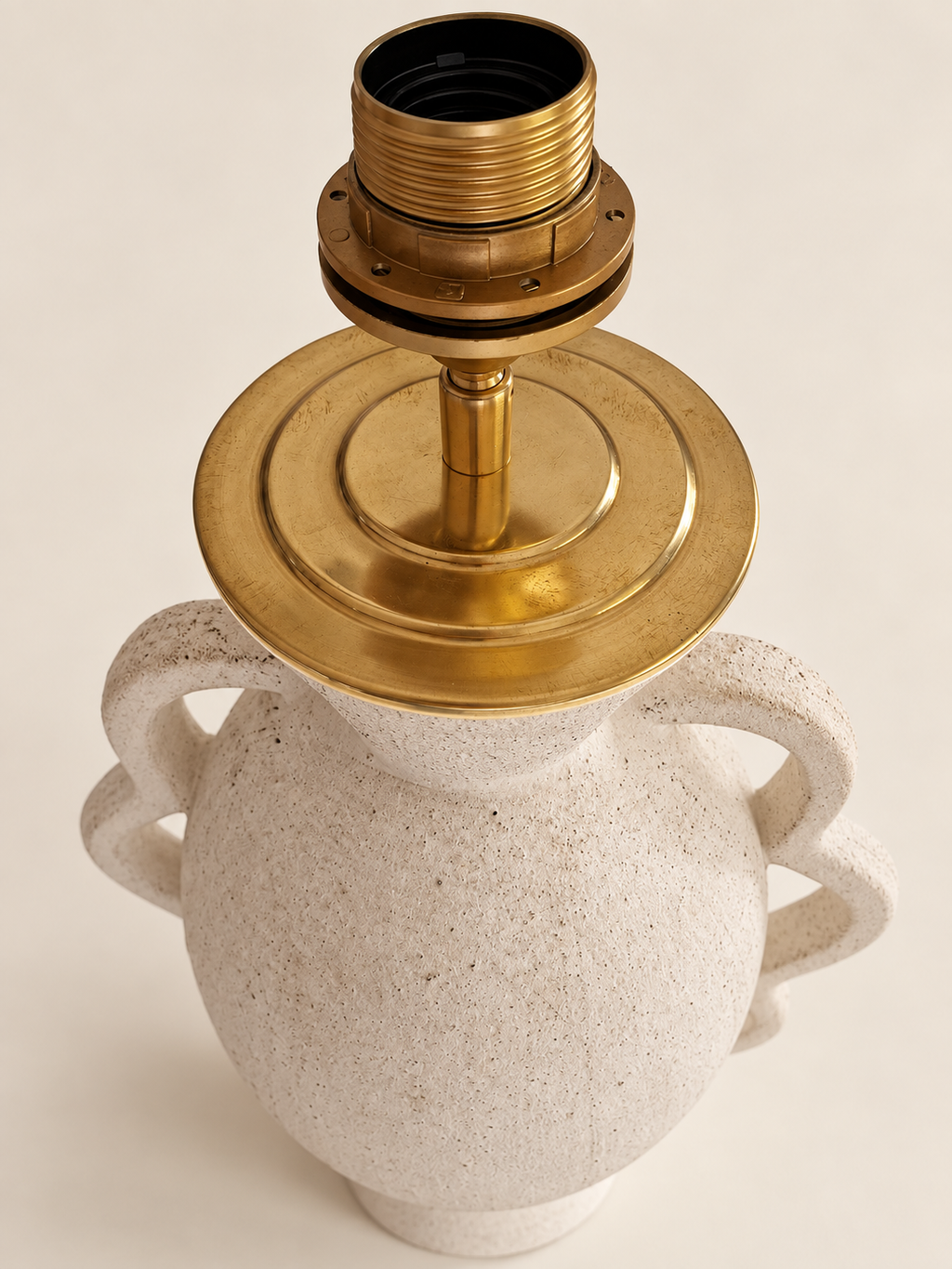 Detail lichte lampenvoet en messingkleurige fitting