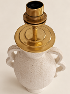 Detail lichte lampenvoet en messingkleurige fitting