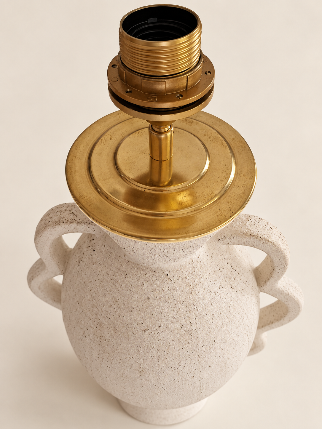 Detail lichte lampenvoet en messingkleurige fitting