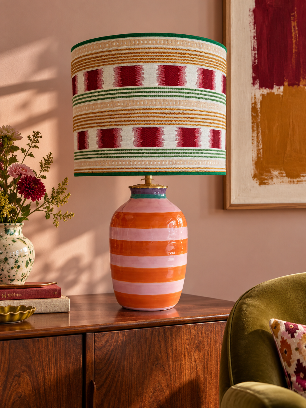 Roze-oranje tafellamp in eclectisch interieur