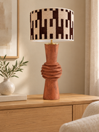 Casa Bruno complete lamp op een houten dressoir in een warm interieur