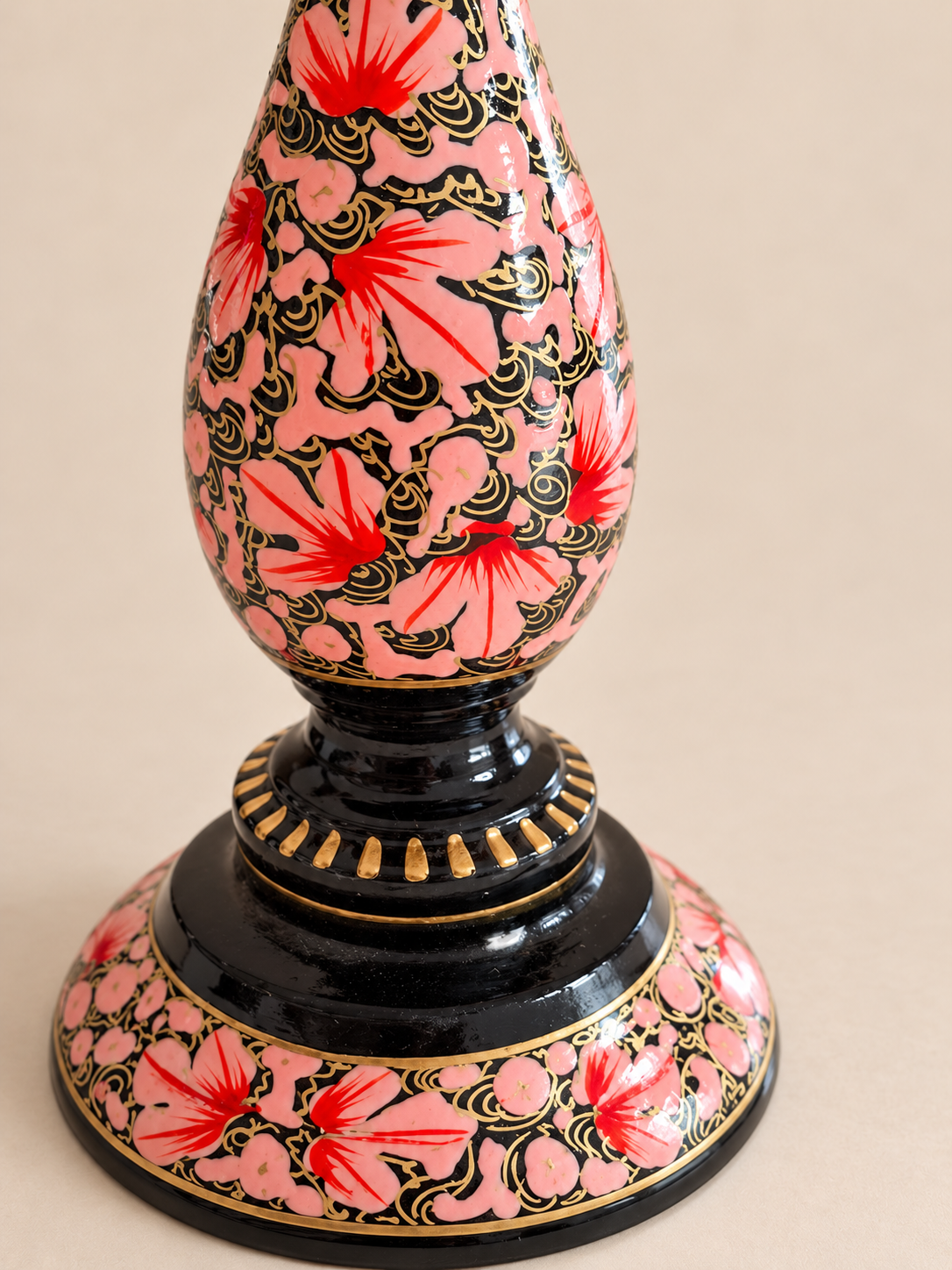 Detail van roze en rode bloemen en gouden lijnen op zwarte lampvoet