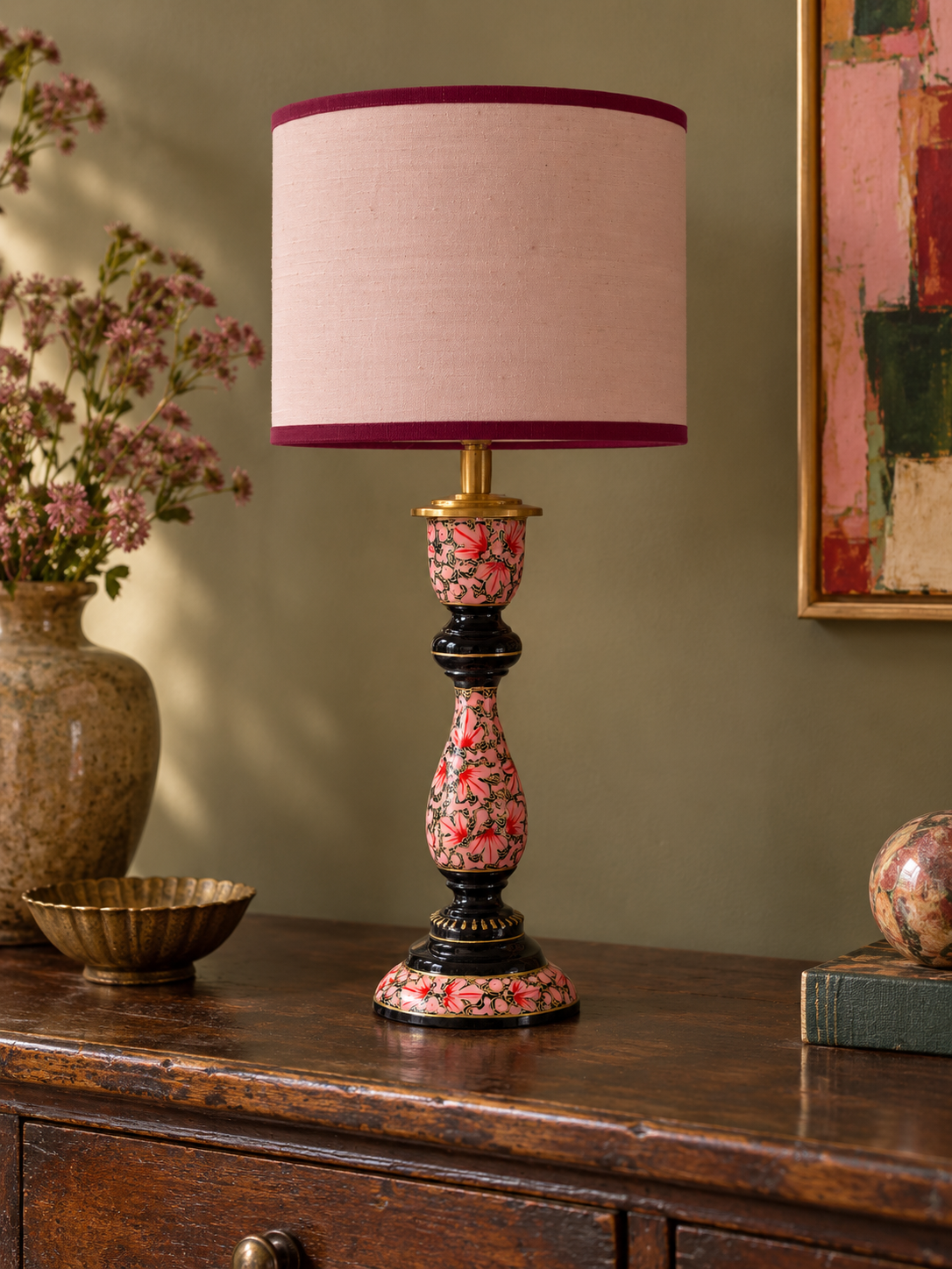 Draadloze eclectische lamp met roze kap op vintage dressoir