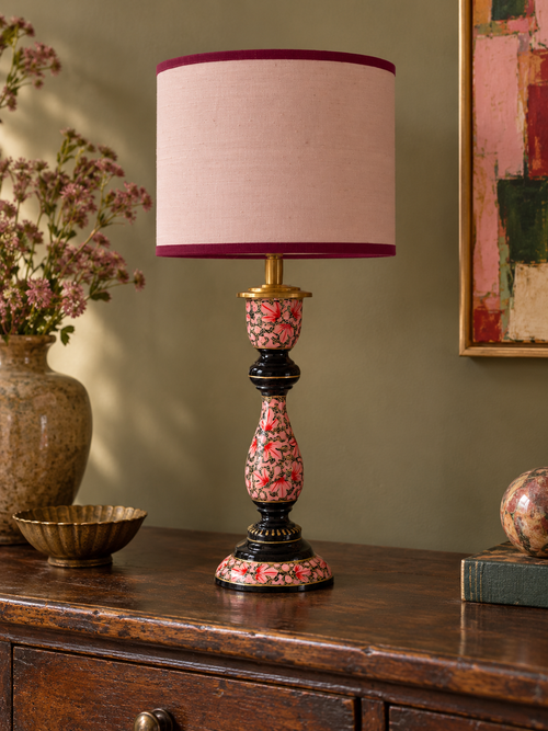 Draadloze eclectische lamp met roze kap op vintage dressoir