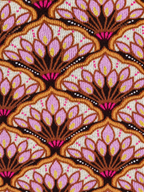 Detail van het roze en lila waaierdessin met goudkleurige accenten van Casa Lotus