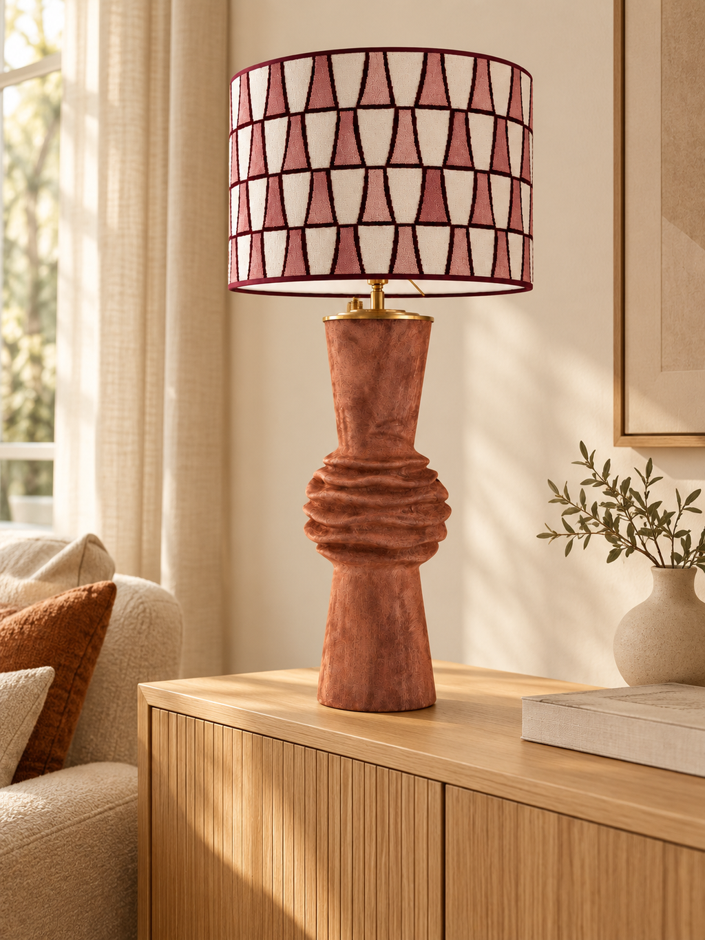 Casa Rosato complete tafellamp op een houten dressoir in een warm interieur