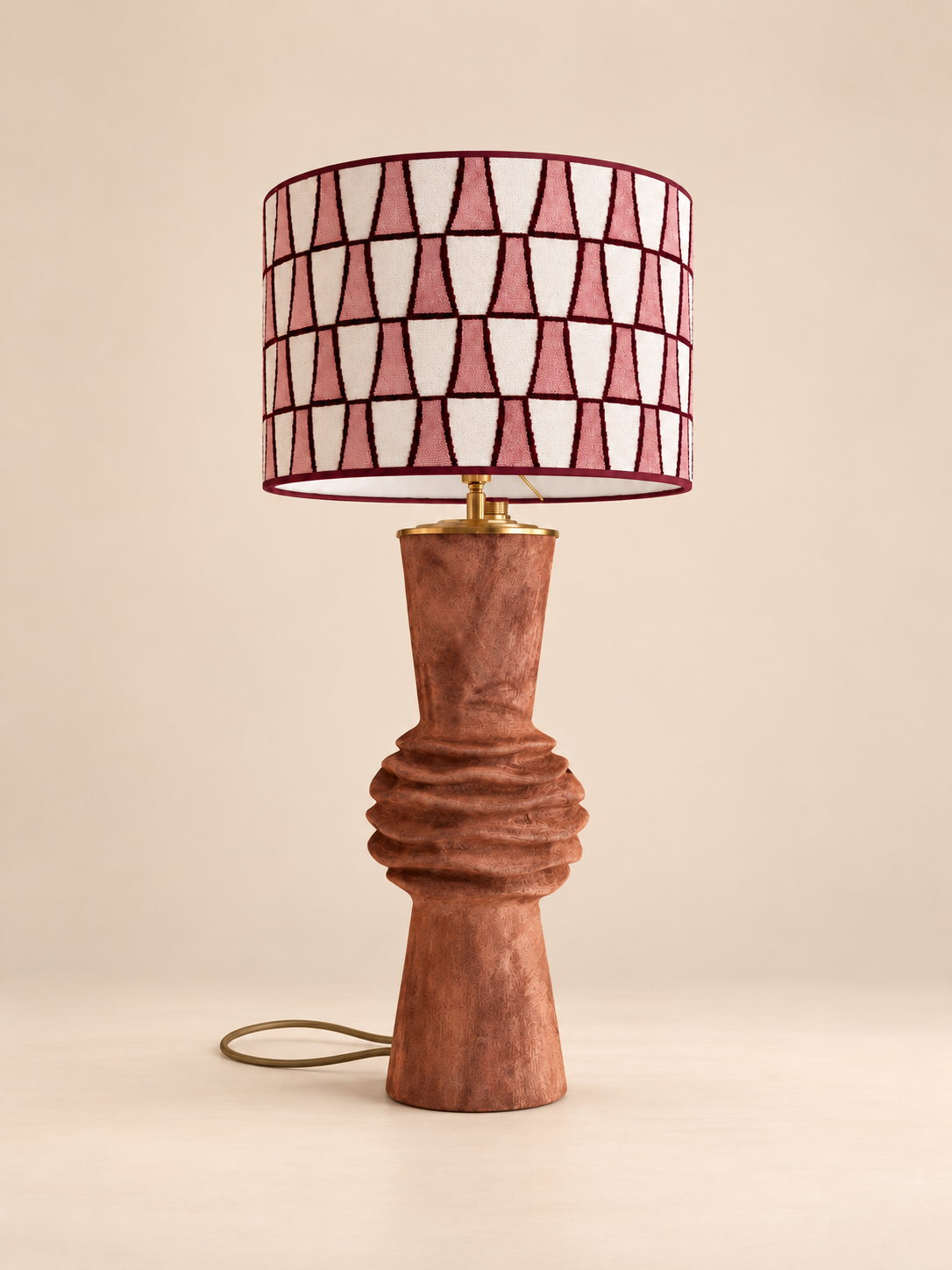 Casa Rosato complete tafellamp met roestbruine sculpturale voet, roze crème kap en zichtbaar snoer