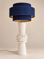 Witte sculpturale tafellamp met drie blauwe ringen en goudkleurige binnenzijde