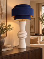 Casa Rosato White met blauwe ringkap op een houten dressoir