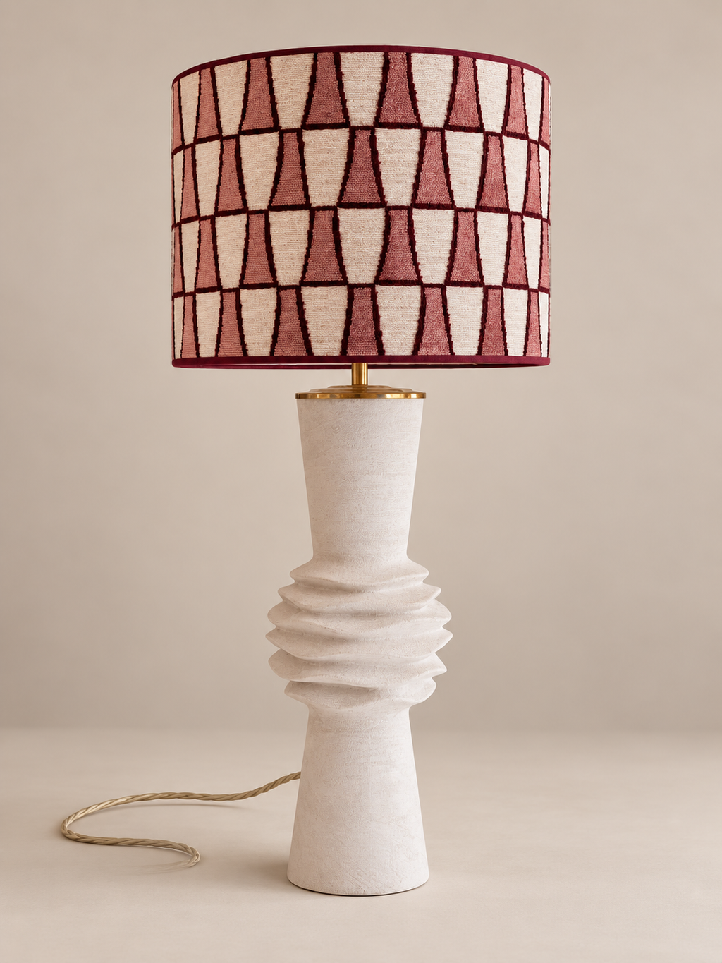 Casa Rosato White met roze-crème lampenkap en bordeaux bies