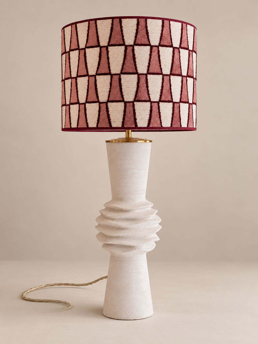 Casa Rosato White met roze-crème lampenkap en bordeaux bies