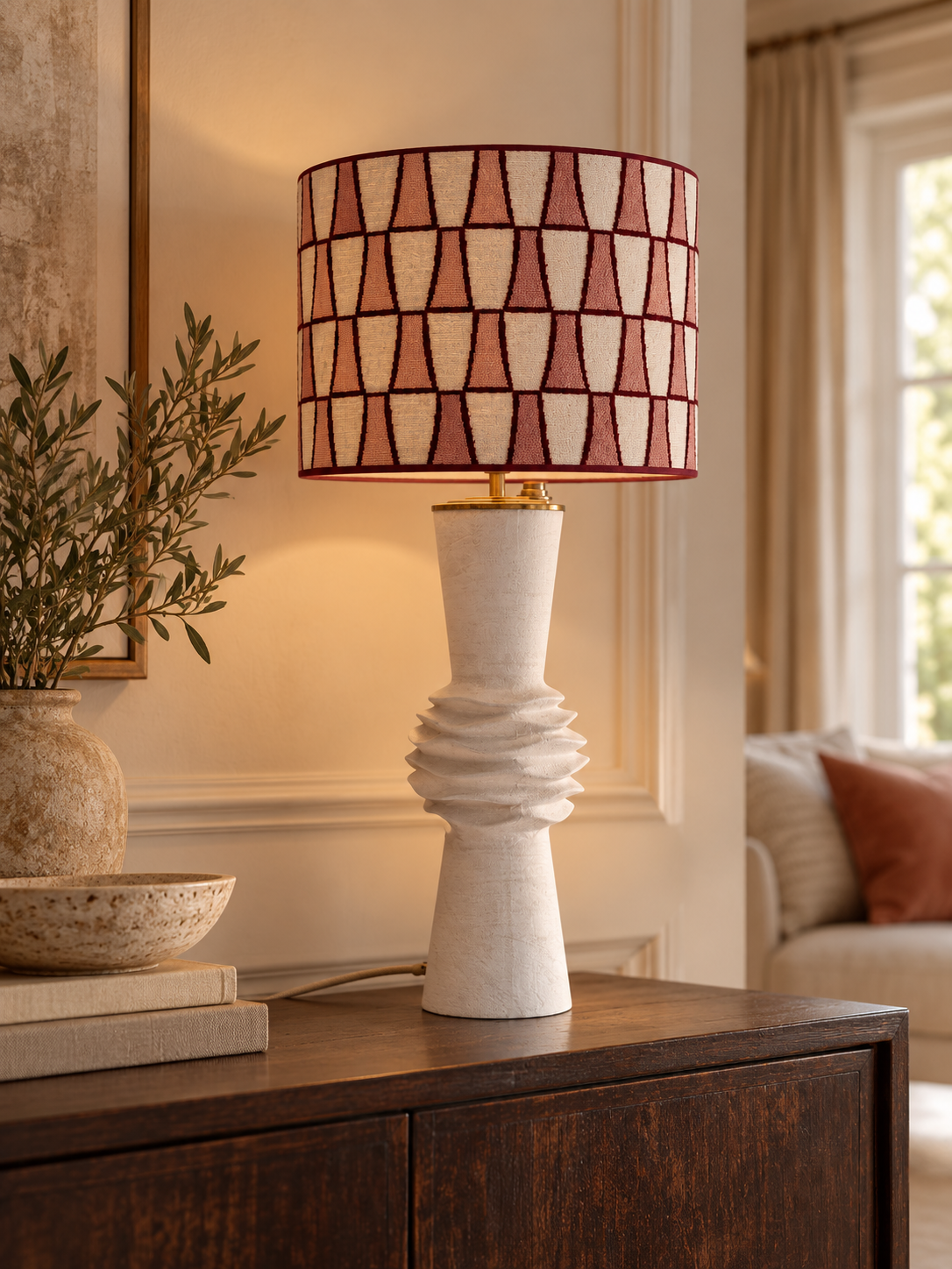 Casa Rosato White met roze lampenkap in een warm interieur