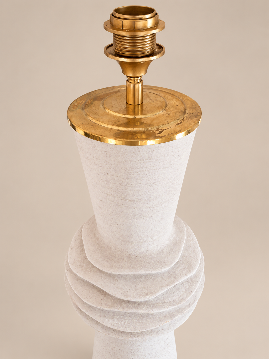 Detail witte sculpturale lampenvoet en messing E27 fitting