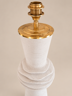 Detail witte sculpturale lampenvoet en messing E27 fitting