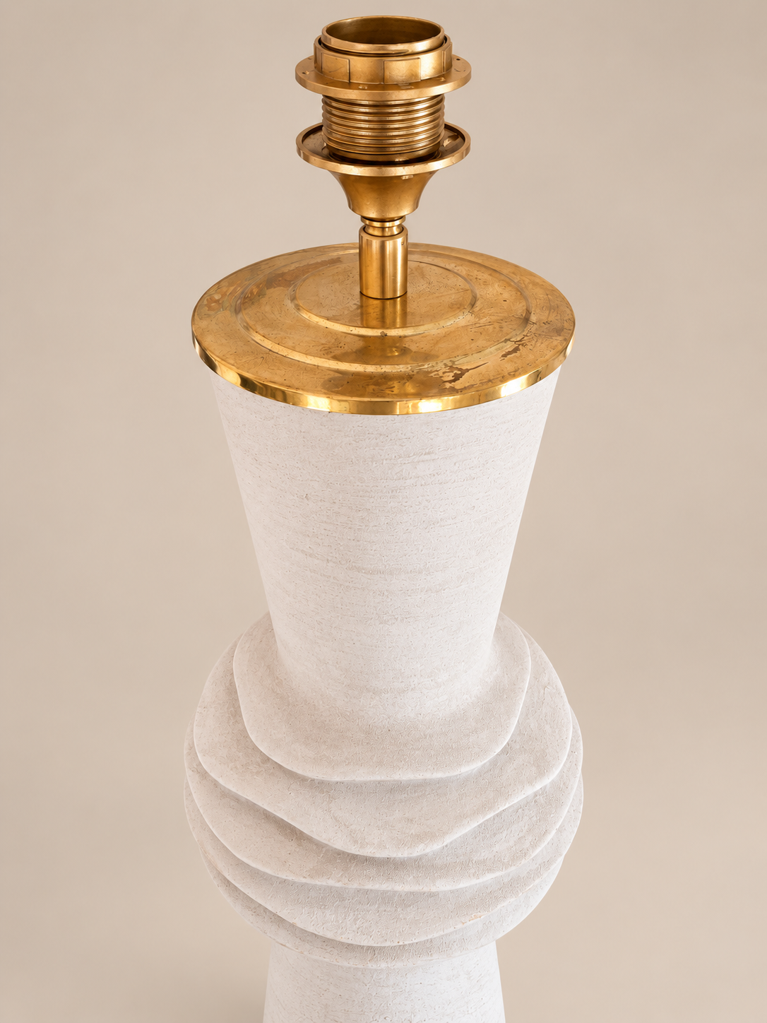 Detail witte sculpturale lampenvoet en messing E27 fitting