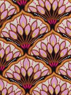 Stofdetail lilaroze bloemendessin met gouden accenten