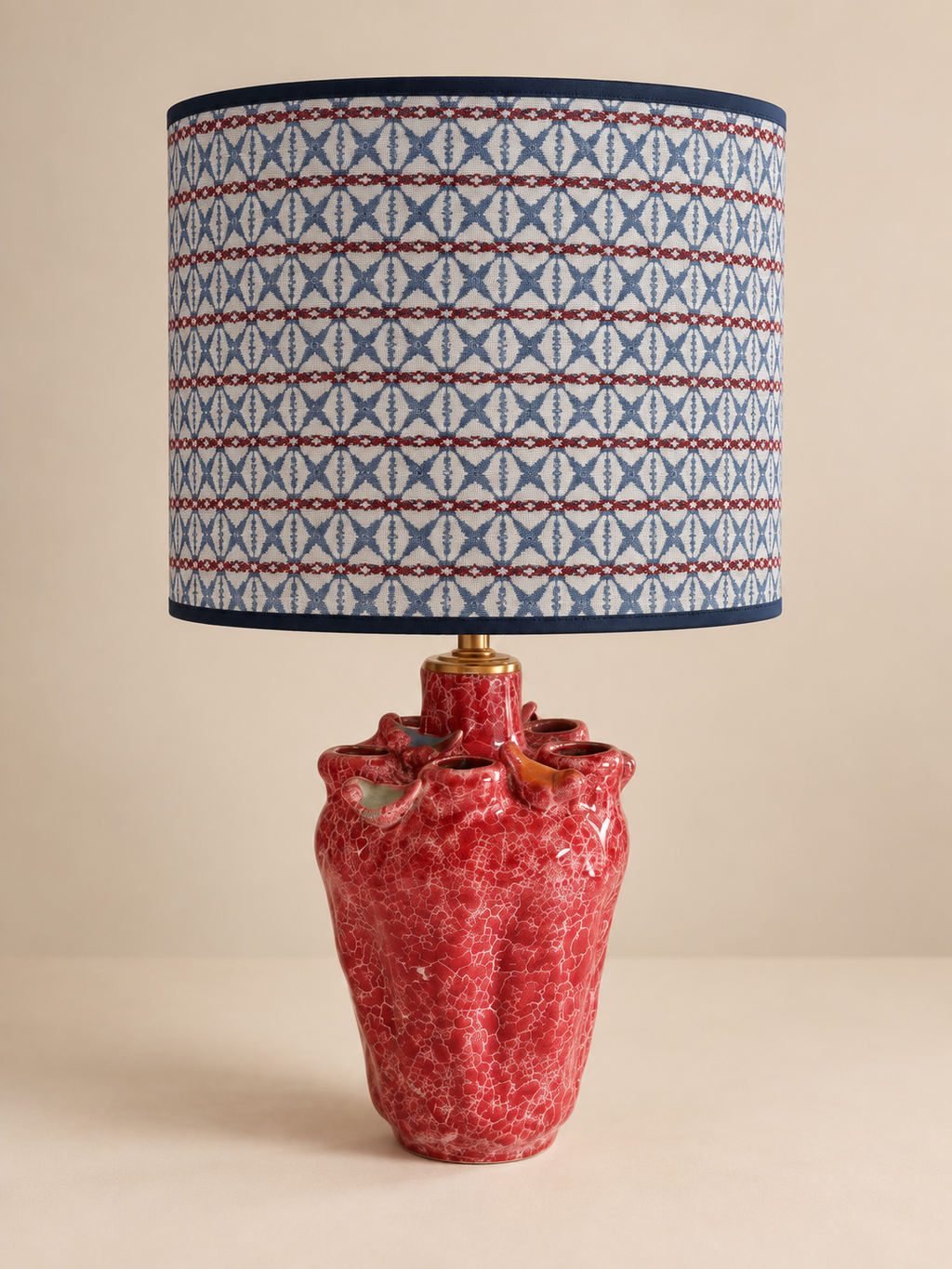 Casa Uccello Blu complete tafellamp met rode keramieken vogelvoet en blauw-witte kap