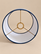 Witte binnenzijde van de lampenkap met metalen frame en fittingring