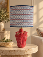 Casa Uccello Blu complete lamp op een travertin tafel in een warm interieur