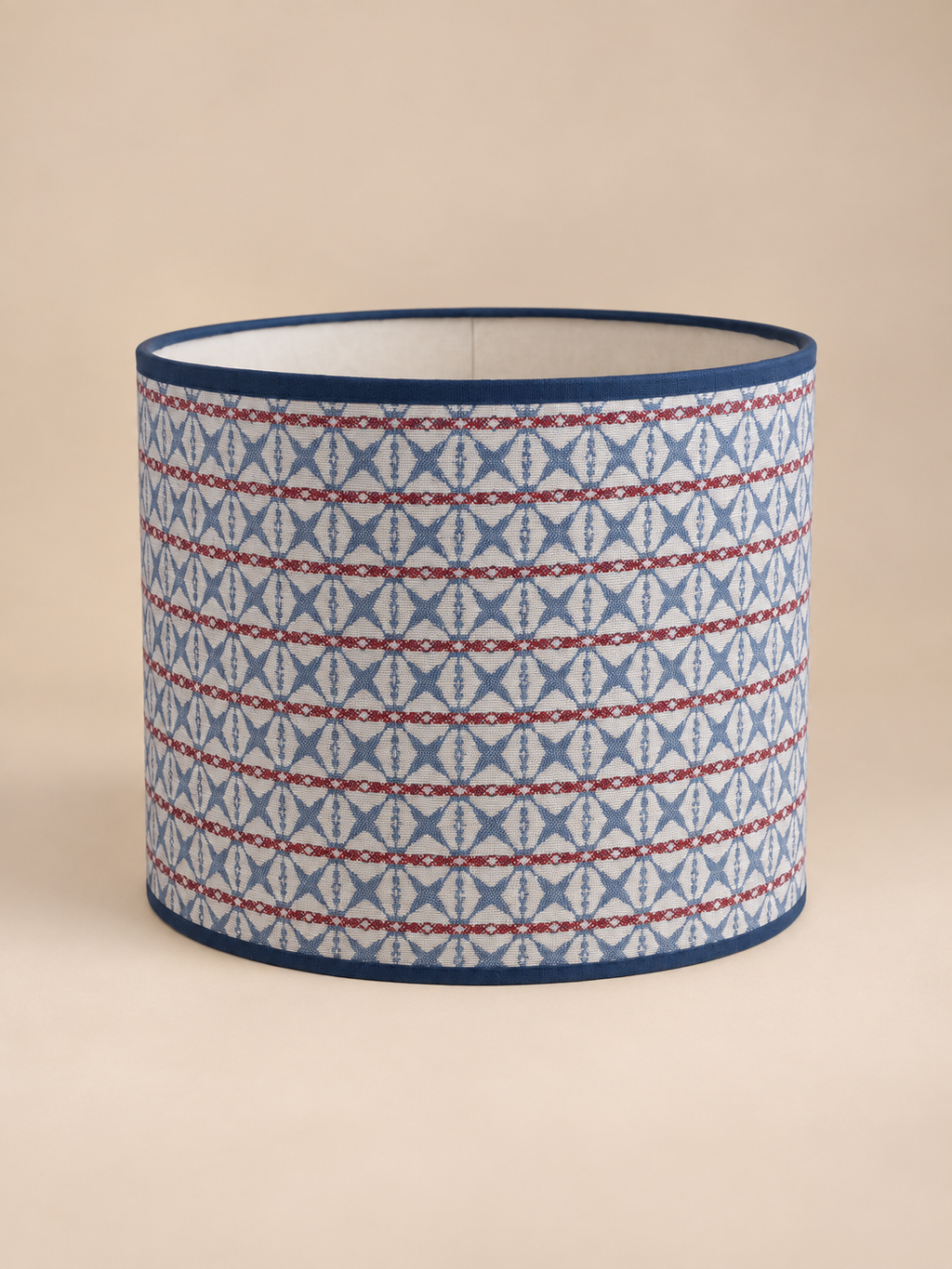 Blauw-crème lampenkap met geometrisch dessin, rode strepen en donkerblauwe bies