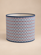 Blauw-crème lampenkap met geometrisch dessin, rode strepen en donkerblauwe bies