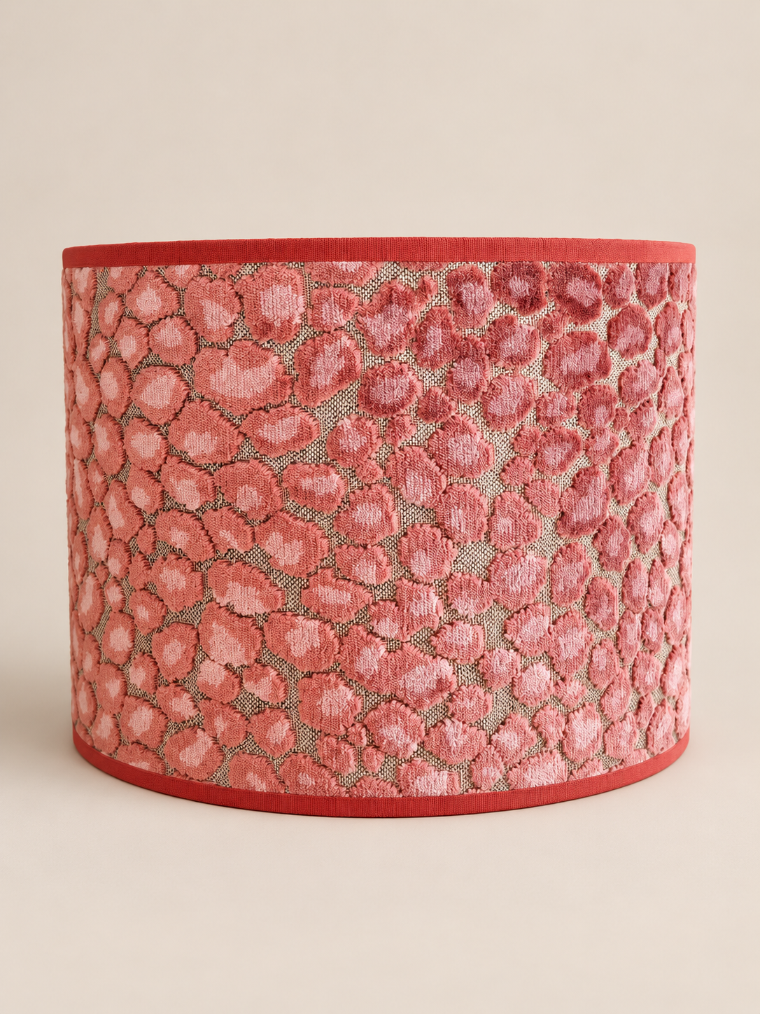 Coral Leopard lampenkap met koraalroze panterdessin en rode bies