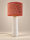 Complete lamp met witte cilindervoet en koraalroze panterdessin kap